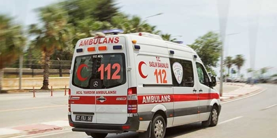 Viraj Alan Tır Devrildi Sürücü Yaralandı